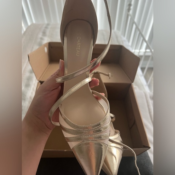 Brand new never worn gold pointed Le Château heels - Picture 5 of 7